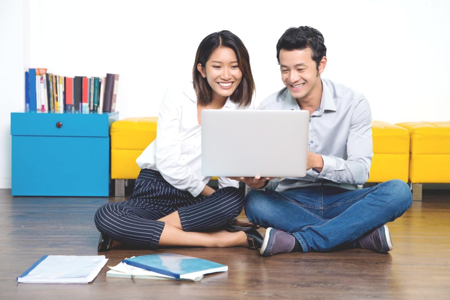 Emprendedores trabajando en estrategias financieras para startups